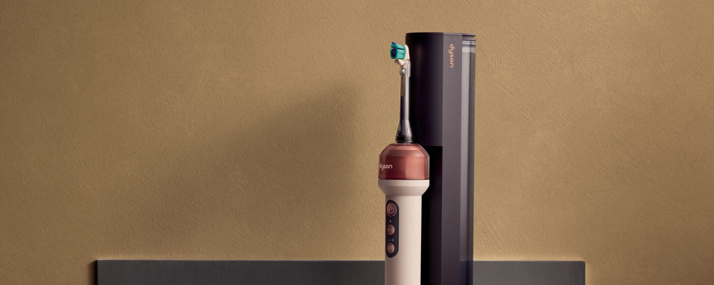 Dyson lancia uno spazzolino rivoluzionario che sostituisce il filo interdentale. Lo abbiamo provato in anteprima