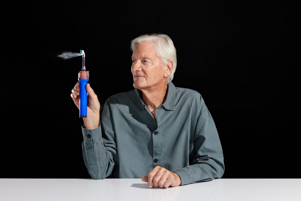 Dyson lancia uno spazzolino rivoluzionario che sostituisce il filo interdentale. Lo abbiamo provato in anteprima