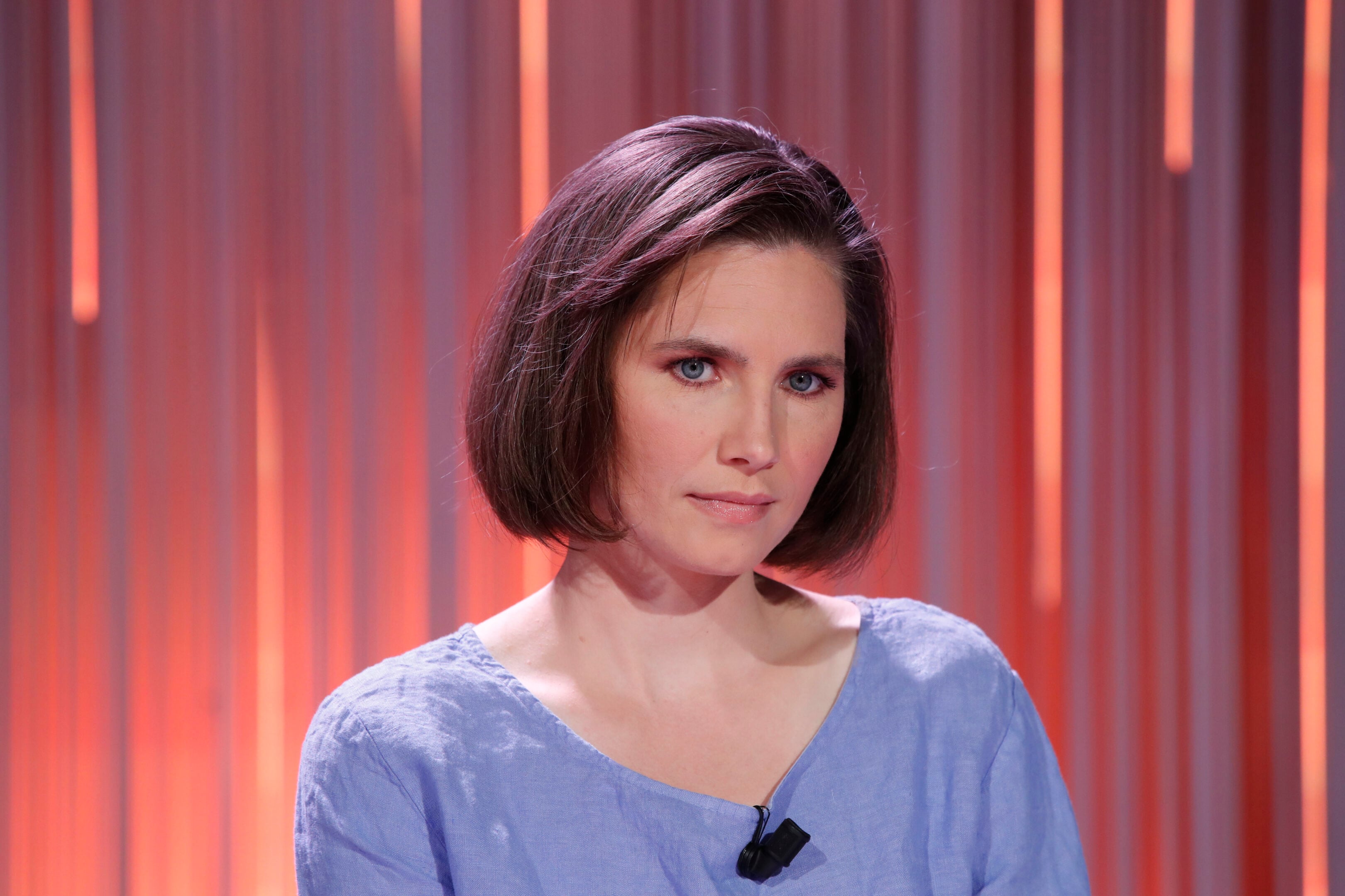 Amanda Knox, la risposta alla famiglia di Meredith Kercher: «Non scherzo su un omicidio». E racconta la vita che avrebbe potuto avere con Raffaele Sollecito Amanda Knox, la risposta alla famiglia di Meredith Kercher: «Non scherzo su un omicidio». E racconta la vita che avrebbe potuto avere con Raffaele Sollecito