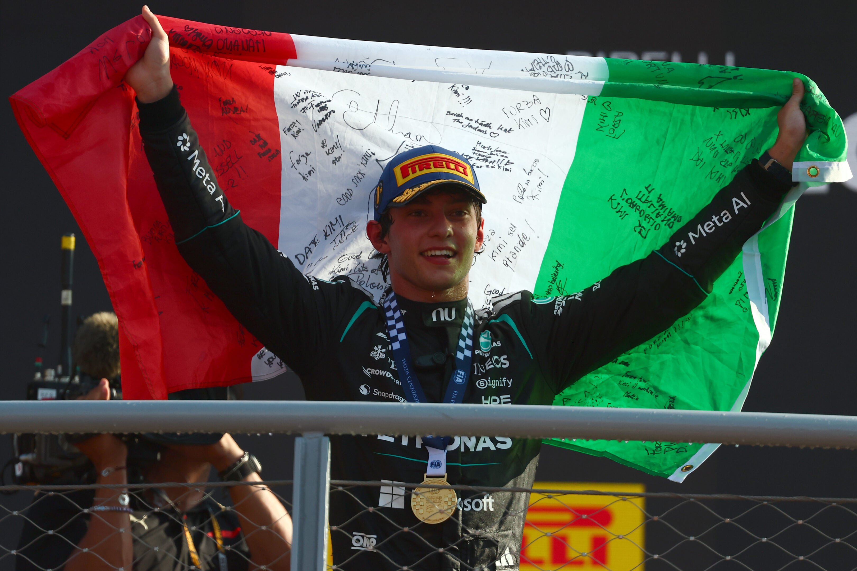 Antonelli nella leggenda, trionfa a Monza e fa festa con il popolo ferrarista Antonelli nella leggenda, trionfa a Monza e fa festa con il popolo ferrarista
