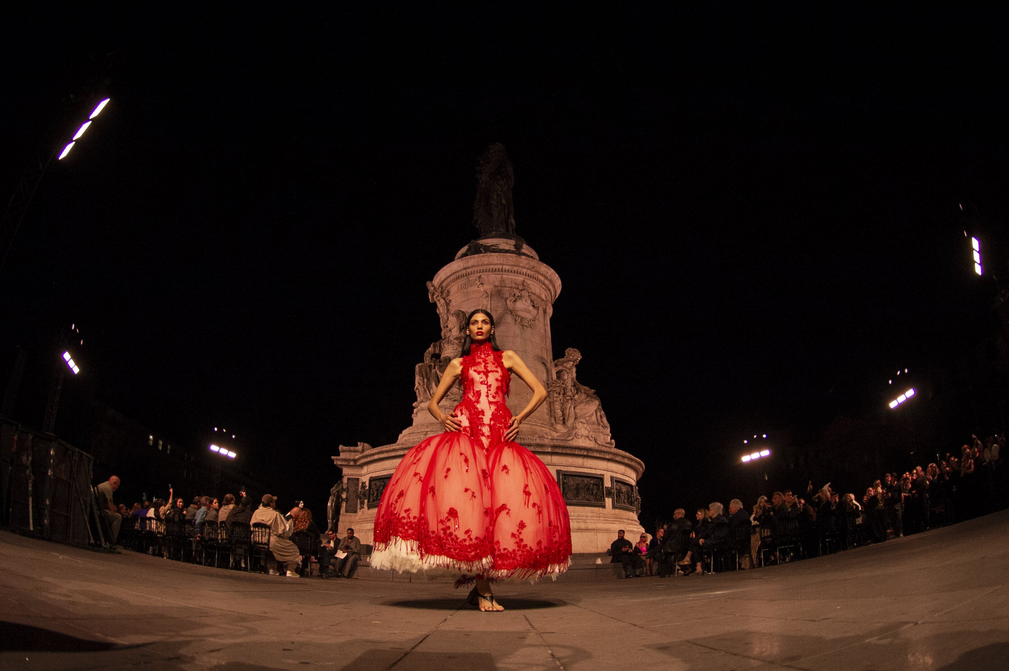 Paris Fashion Week: scandali, debutti e retroscena choc Paris Fashion Week: scandali, debutti e retroscena choc