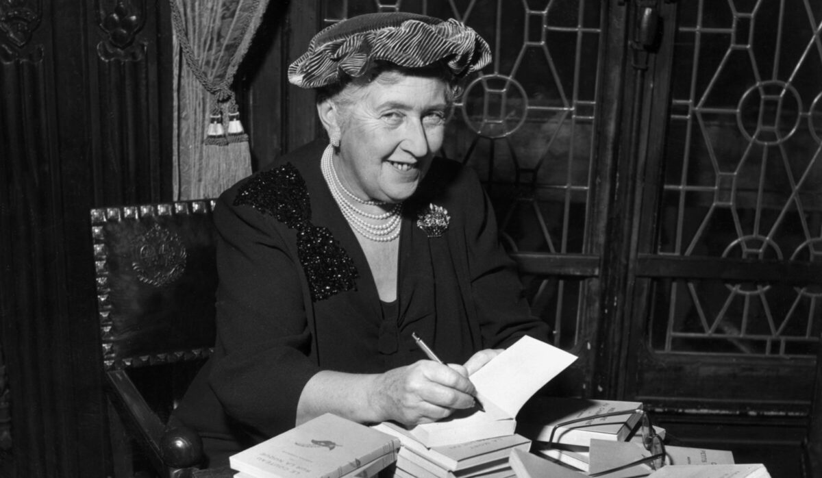 Agatha Christie, 50 anni dopo: perché a ogni finale ci stupisce ancora (e i 10 libri da rileggere oggi)