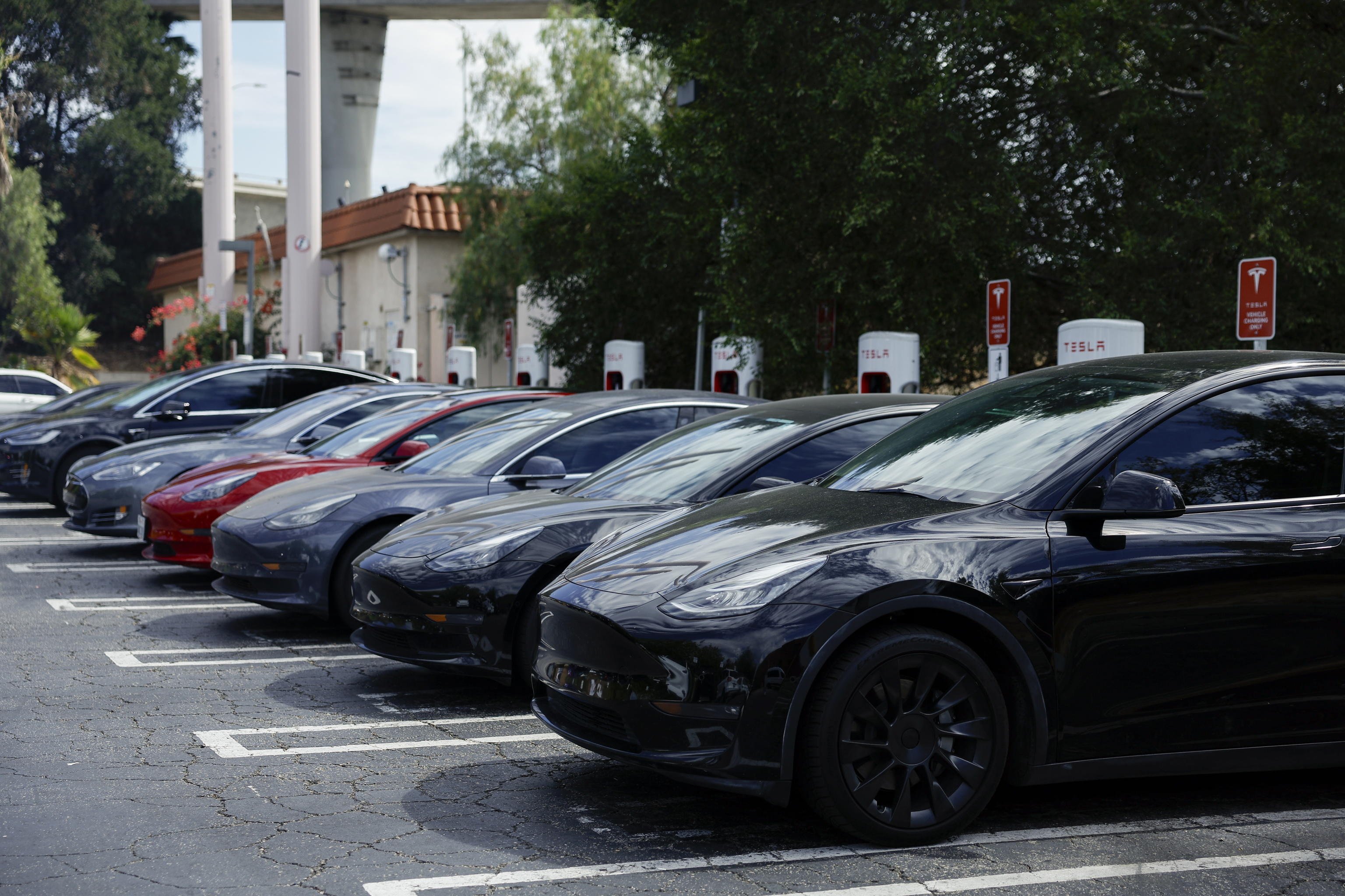 Benzina alle stelle, in Europa arriva il boom dell’elettrico Benzina alle stelle, in Europa arriva il boom dell’elettrico