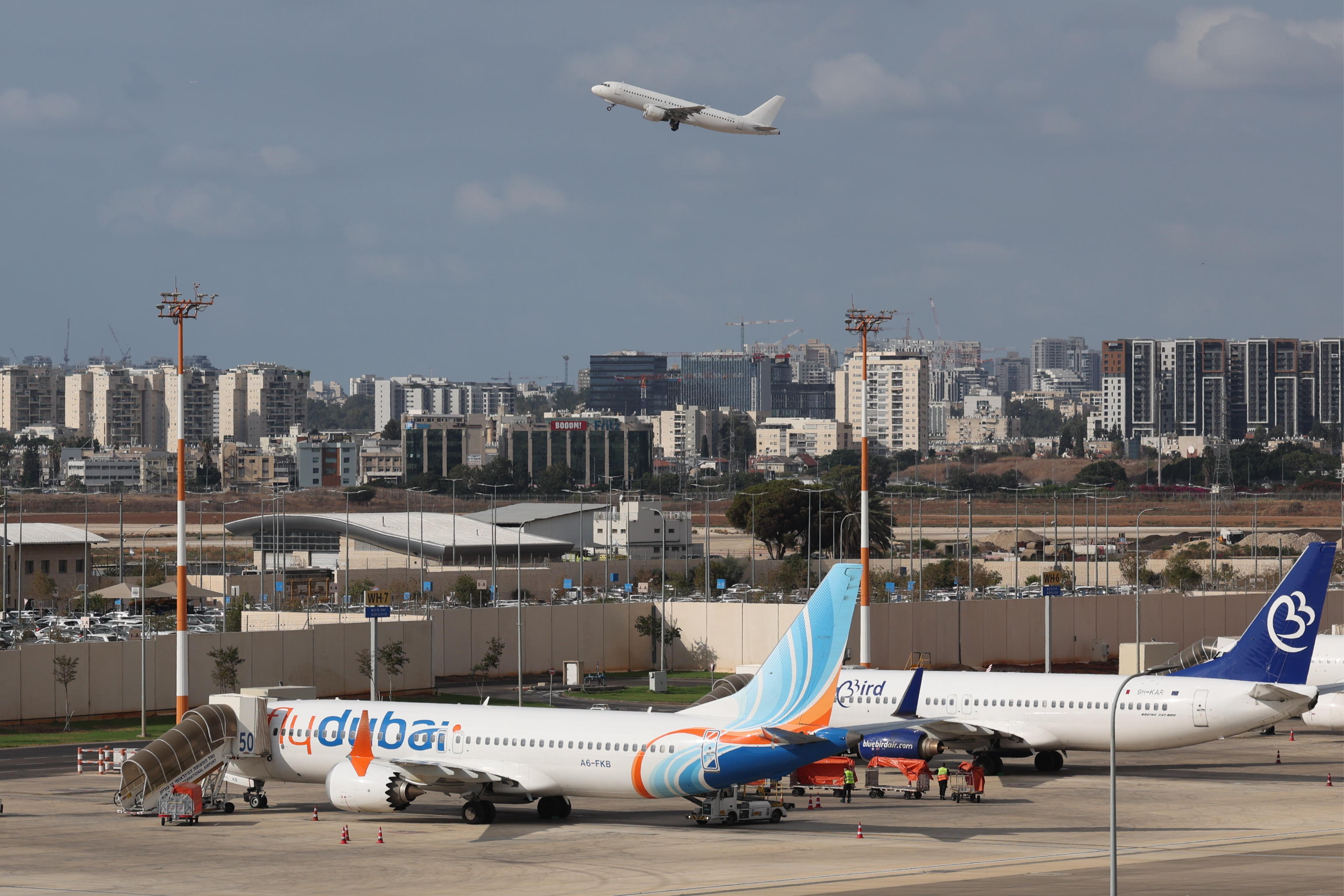 Terrore sul volo Dubai-Tel Aviv: il copilota accoltella il comandante Terrore sul volo Dubai-Tel Aviv: il copilota accoltella il comandante