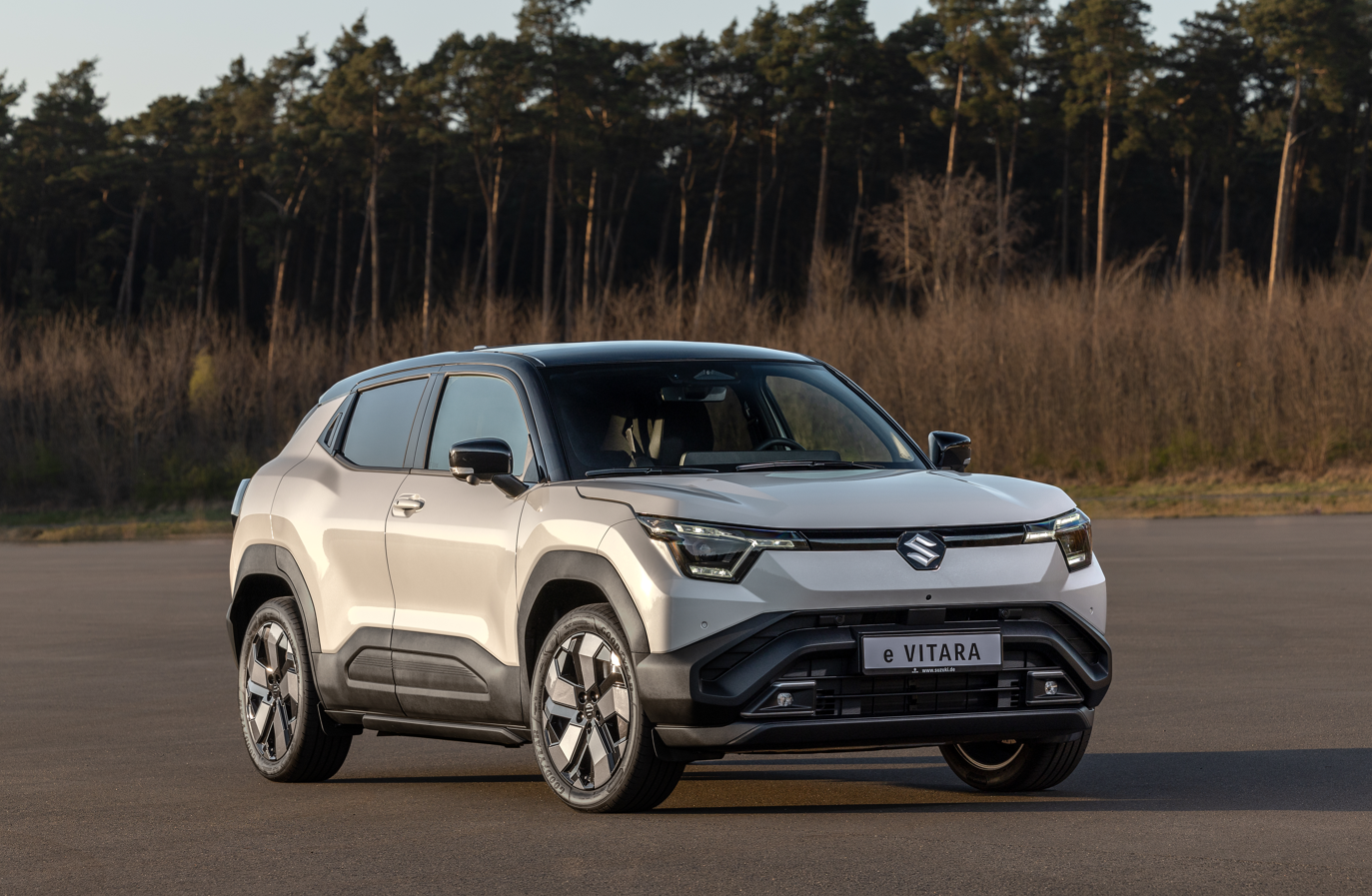 Dalla Vitara alla eVITARA: il mito Suzuki diventa elettrico Dalla Vitara alla eVITARA: il mito Suzuki diventa elettrico