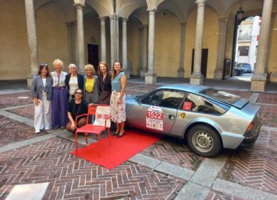Milano, così le auto d’epoca marciano contro la violenza sulle donne