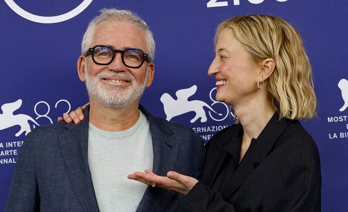 «I dipendenti trattati come frigoriferi usati»: il film sulla  violenza aziendale scuote Venezia