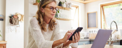 La raccomandata si può inviare anche via WhatsApp, ma due italiani su tre non lo sanno: il paradosso della burocrazia digitale