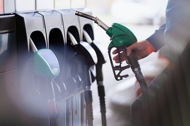 Benzina sotto i 2 euro, Eni blocca i prezzi: quanto si risparmia e cosa cambia per gli automobilisti