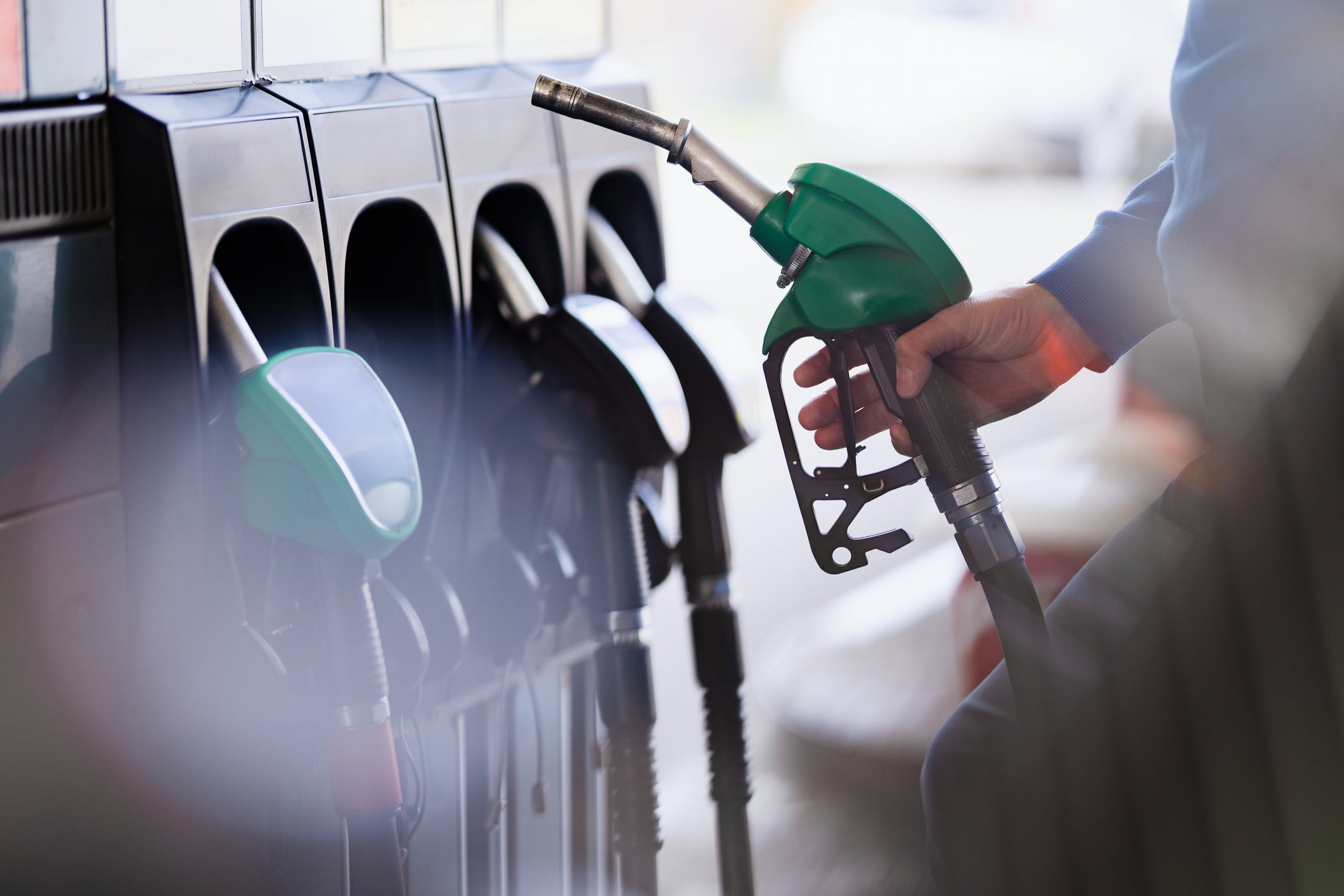 Benzina sotto i 2 euro, Eni blocca i prezzi: quanto si risparmia e cosa cambia per gli automobilisti Benzina sotto i 2 euro, Eni blocca i prezzi: quanto si risparmia e cosa cambia per gli automobilisti