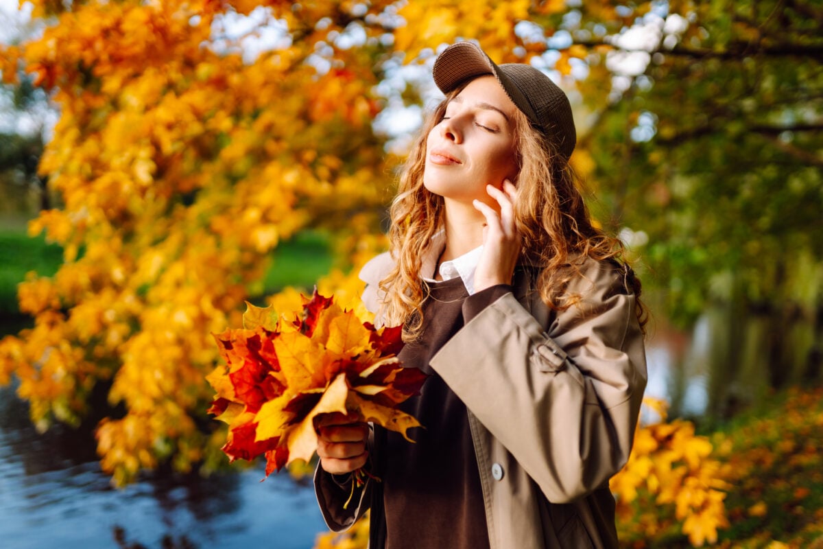 Il Giappone lo chiama shinrin-yoku: perché il forest bathing d’autunno è sinonimo di lusso
