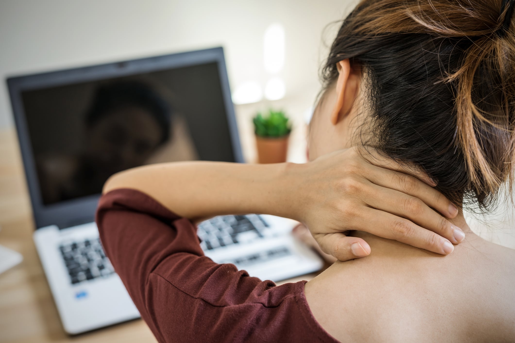 Ti fa male il collo dopo ore davanti allo smartphone? I cinque consigli degli ortopedici per evitare il tech neck