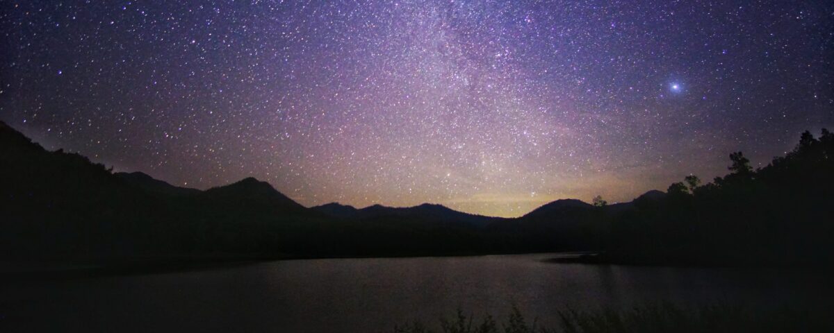 I misteriosi segnali radio che attraversano il Cosmo: così gli scienziati cercano la materia invisibile