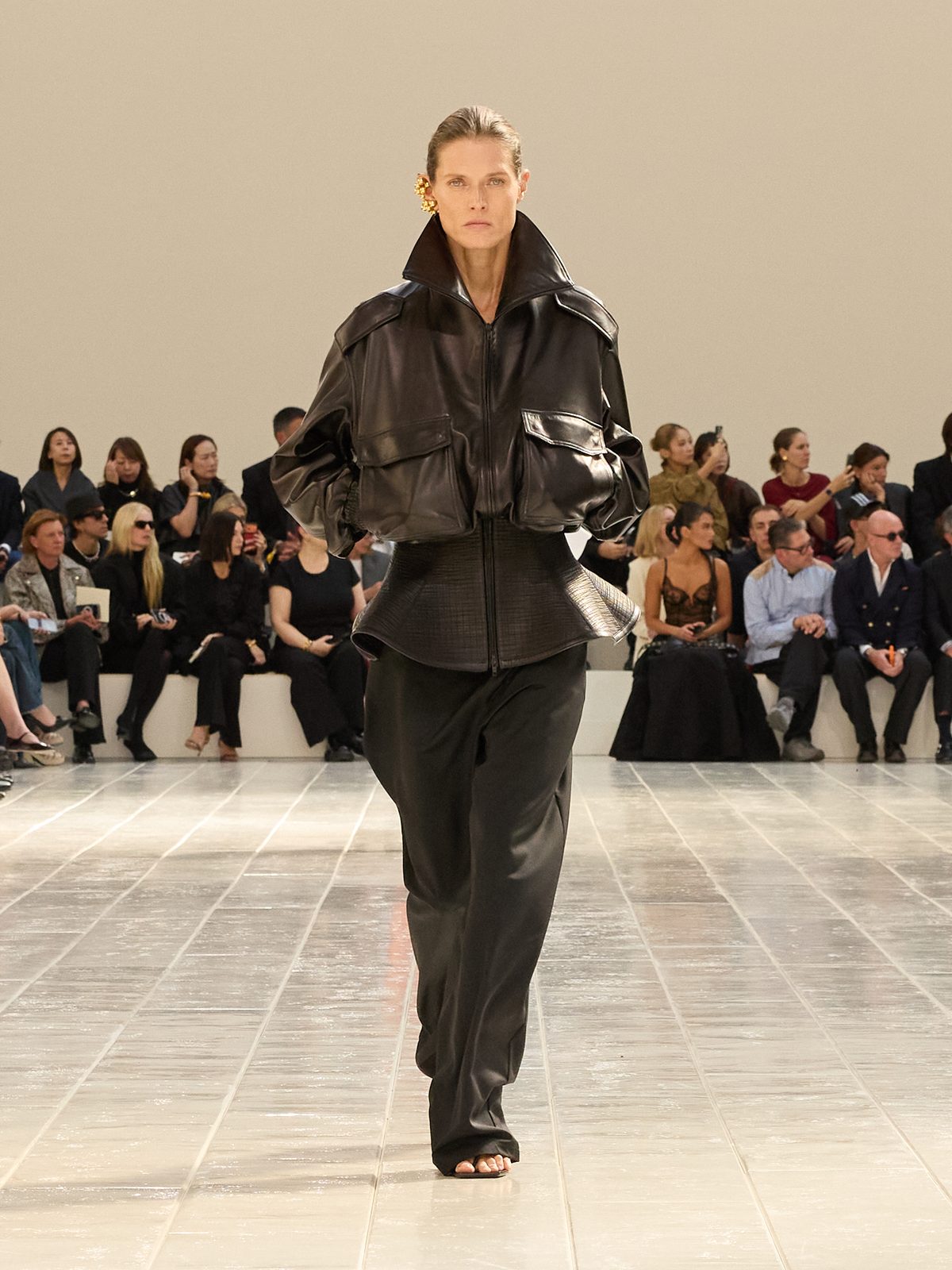 Fine della Fashion Month: tra sfilate, crisi e intelligenza artificiale Fine della Fashion Month: tra sfilate, crisi e intelligenza artificiale