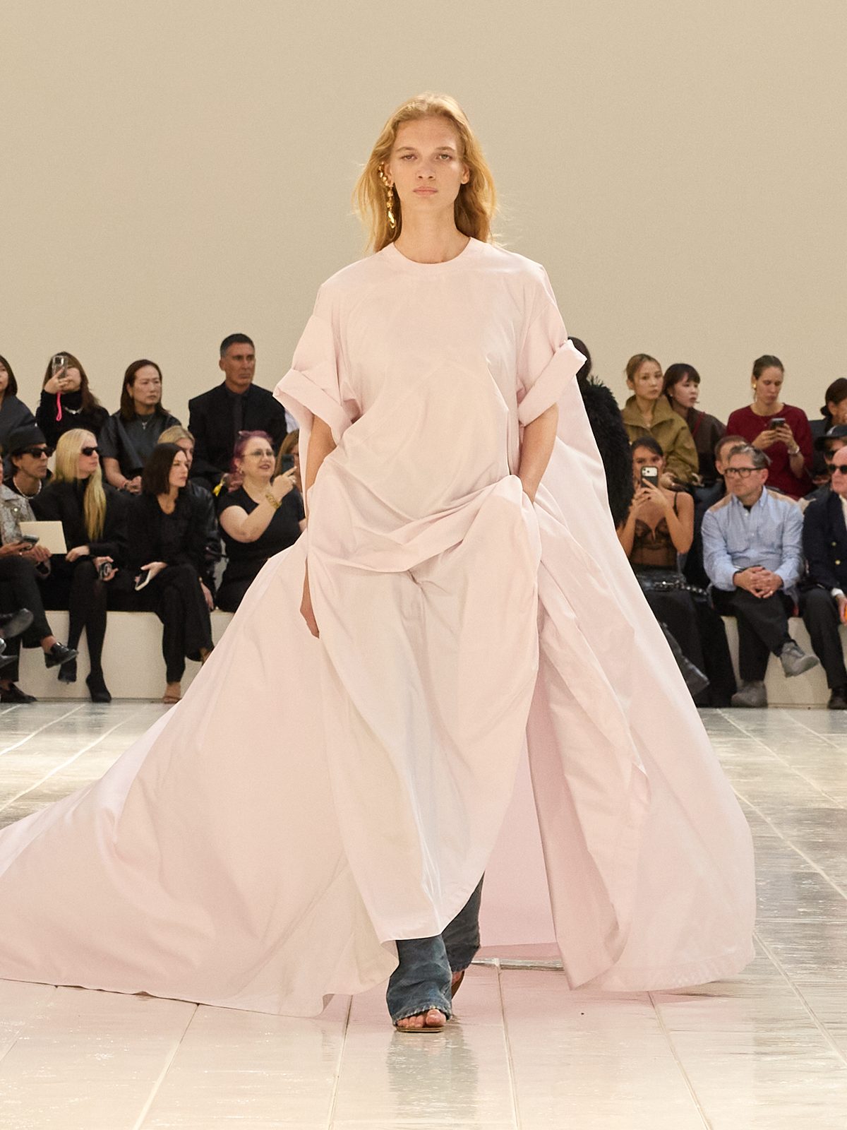 Fine della Fashion Month: tra sfilate, crisi e intelligenza artificiale Fine della Fashion Month: tra sfilate, crisi e intelligenza artificiale