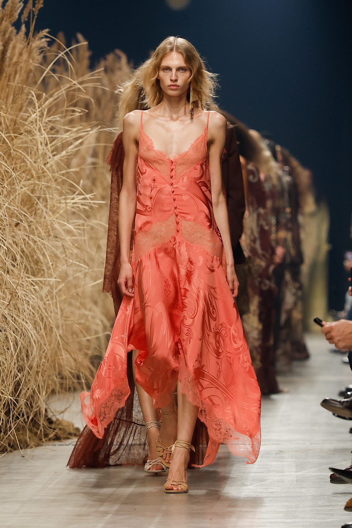 Fine della Fashion Month: tra sfilate, crisi e intelligenza artificiale Fine della Fashion Month: tra sfilate, crisi e intelligenza artificiale