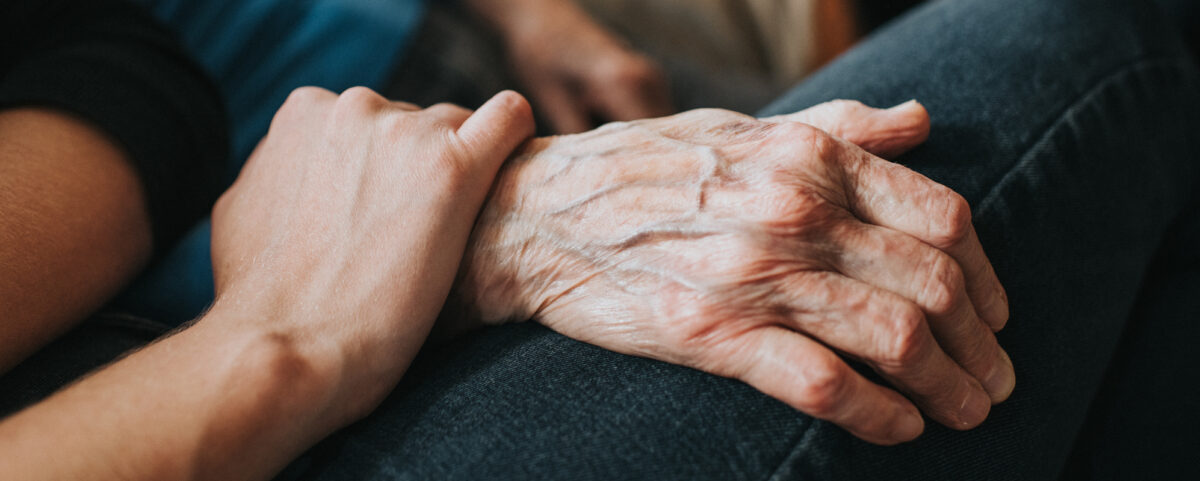 Legge 104, bonus caregiver fino a 400 euro: i requisiti e i tempi