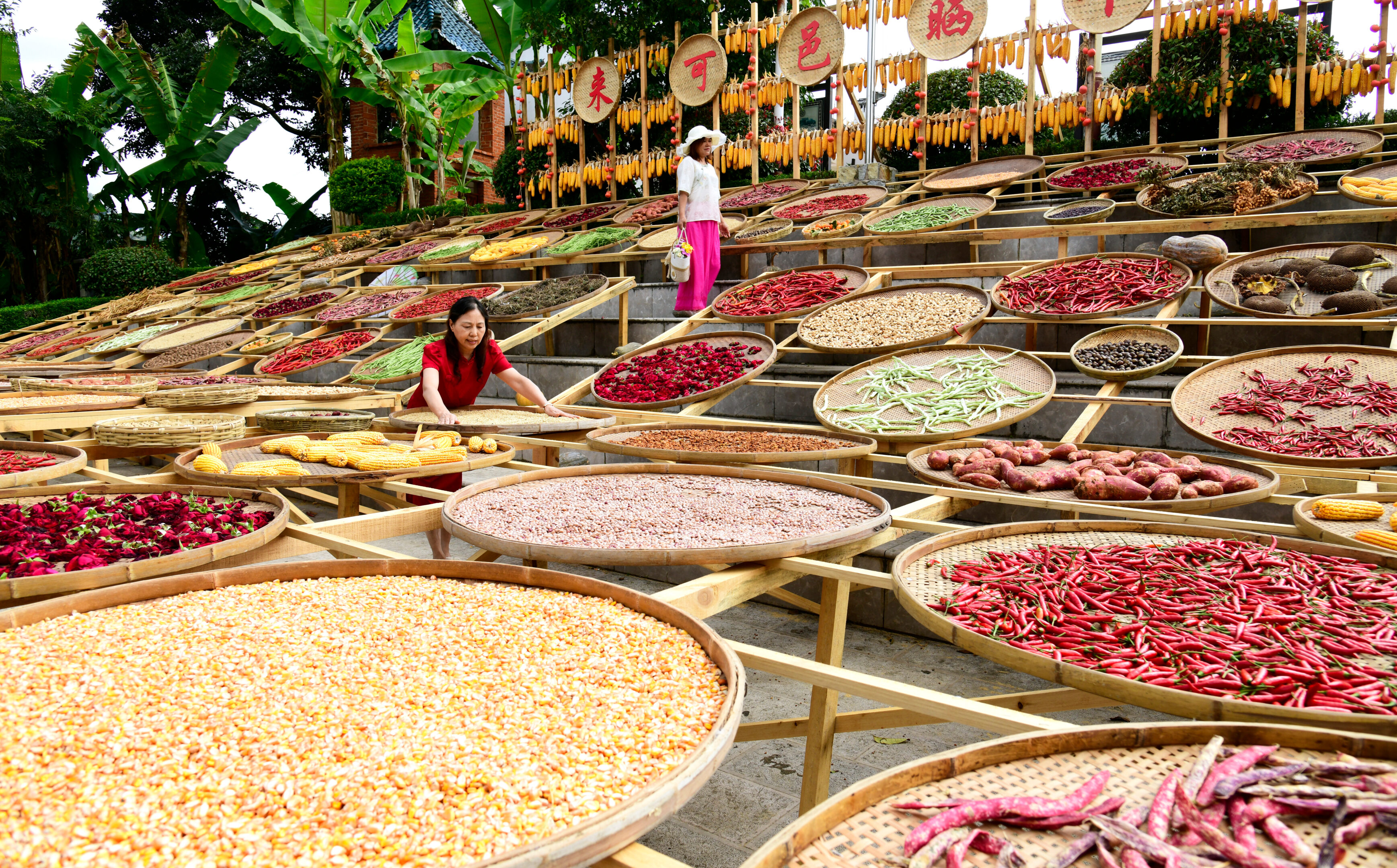 La Cina che non conosci si scopre a tavola: dieci tappe tra città imperiali, mercati e sapori sorprendenti La Cina che non conosci si scopre a tavola: dieci tappe tra città imperiali, mercati e sapori sorprendenti