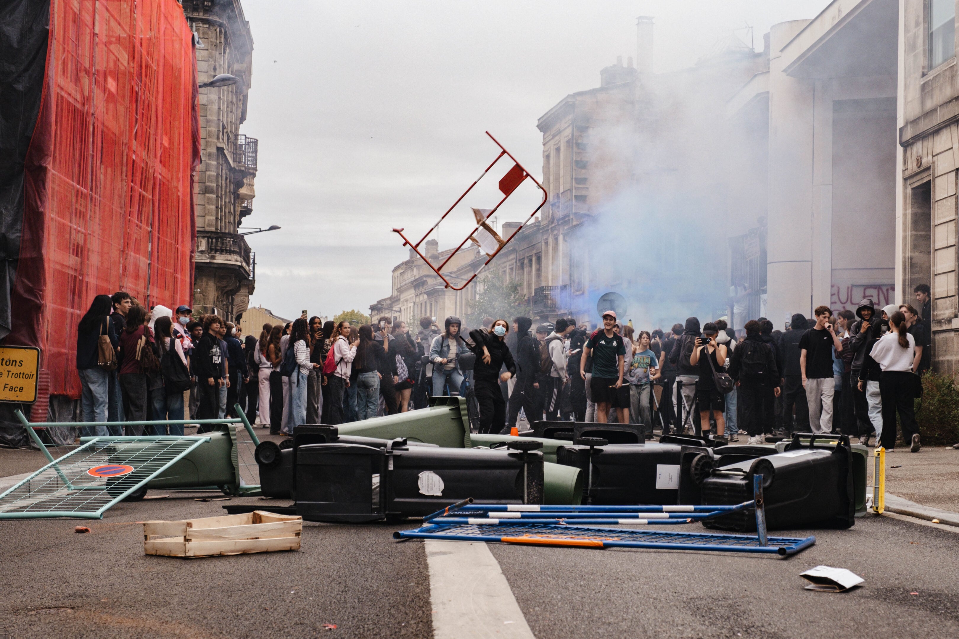 Cosa sta succedendo in Francia: perché gli studenti bruciano le scuole Cosa sta succedendo in Francia: perché gli studenti bruciano le scuole