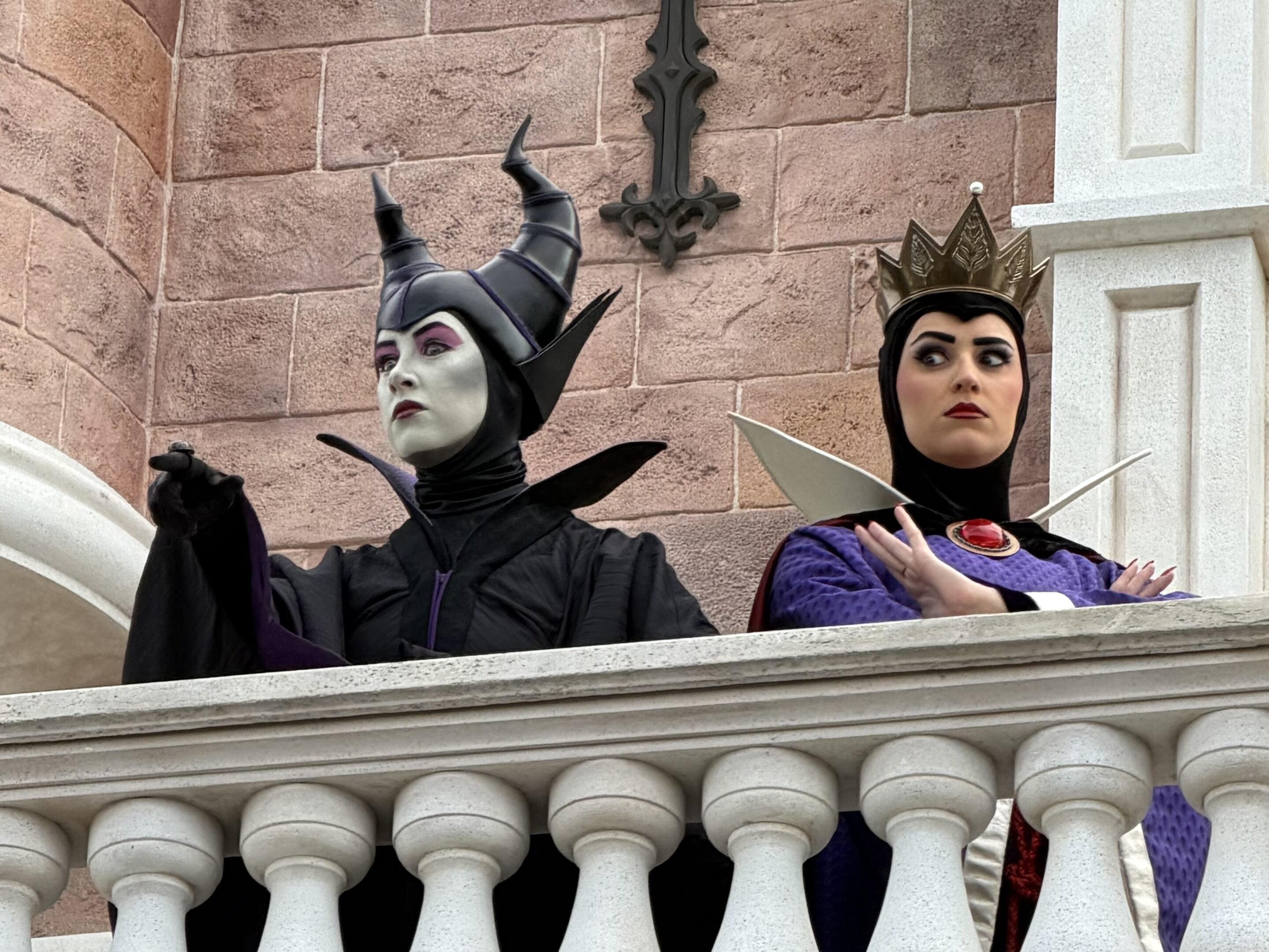 A Shanghai Disneyland Halloween è una fiaba arancione. E dal castello compaiono i cattivi A Shanghai Disneyland Halloween è una fiaba arancione. E dal castello compaiono i cattivi