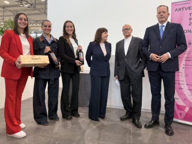 ArtVerona 2026: l’Amarone Aneri (con etichetta d’artista) premia Patrizia Nuzzo e Giorgio Fasol