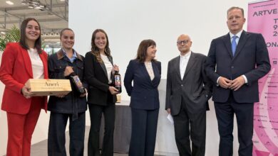 ArtVerona 2026: l’Amarone Aneri (con etichetta d’artista) premia Patrizia Nuzzo e Giorgio Fasol