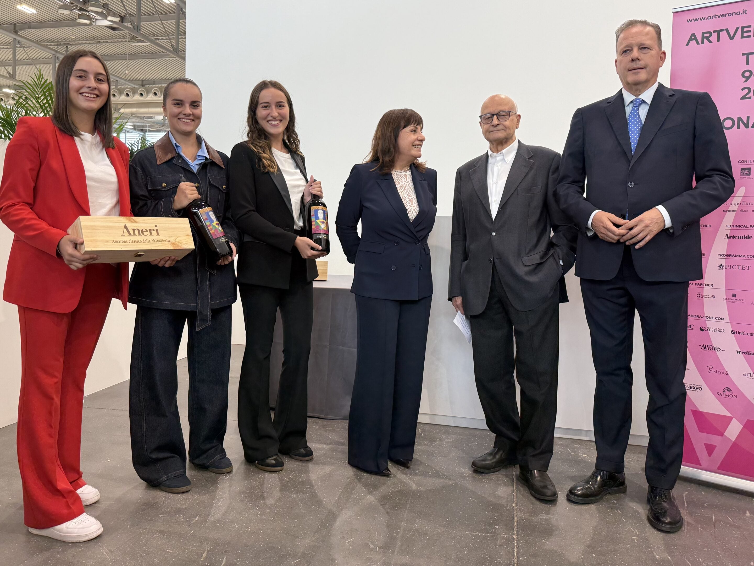 ArtVerona 2026: l’Amarone Aneri (con etichetta d’artista) premia Patrizia Nuzzo e Giorgio Fasol ArtVerona 2026: l’Amarone Aneri (con etichetta d’artista) premia Patrizia Nuzzo e Giorgio Fasol