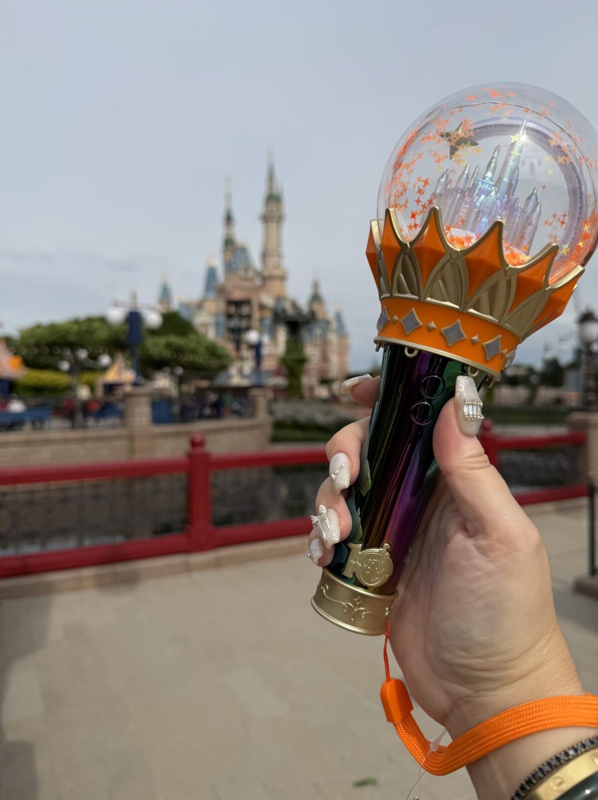 A Shanghai Disneyland Halloween è una fiaba arancione. E dal castello compaiono i cattivi A Shanghai Disneyland Halloween è una fiaba arancione. E dal castello compaiono i cattivi