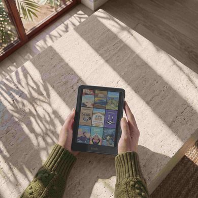 Da 19 anni Kindle cambia il nostro modo di leggere. Ora Amazon reinventa anche il gesto di voltare pagina