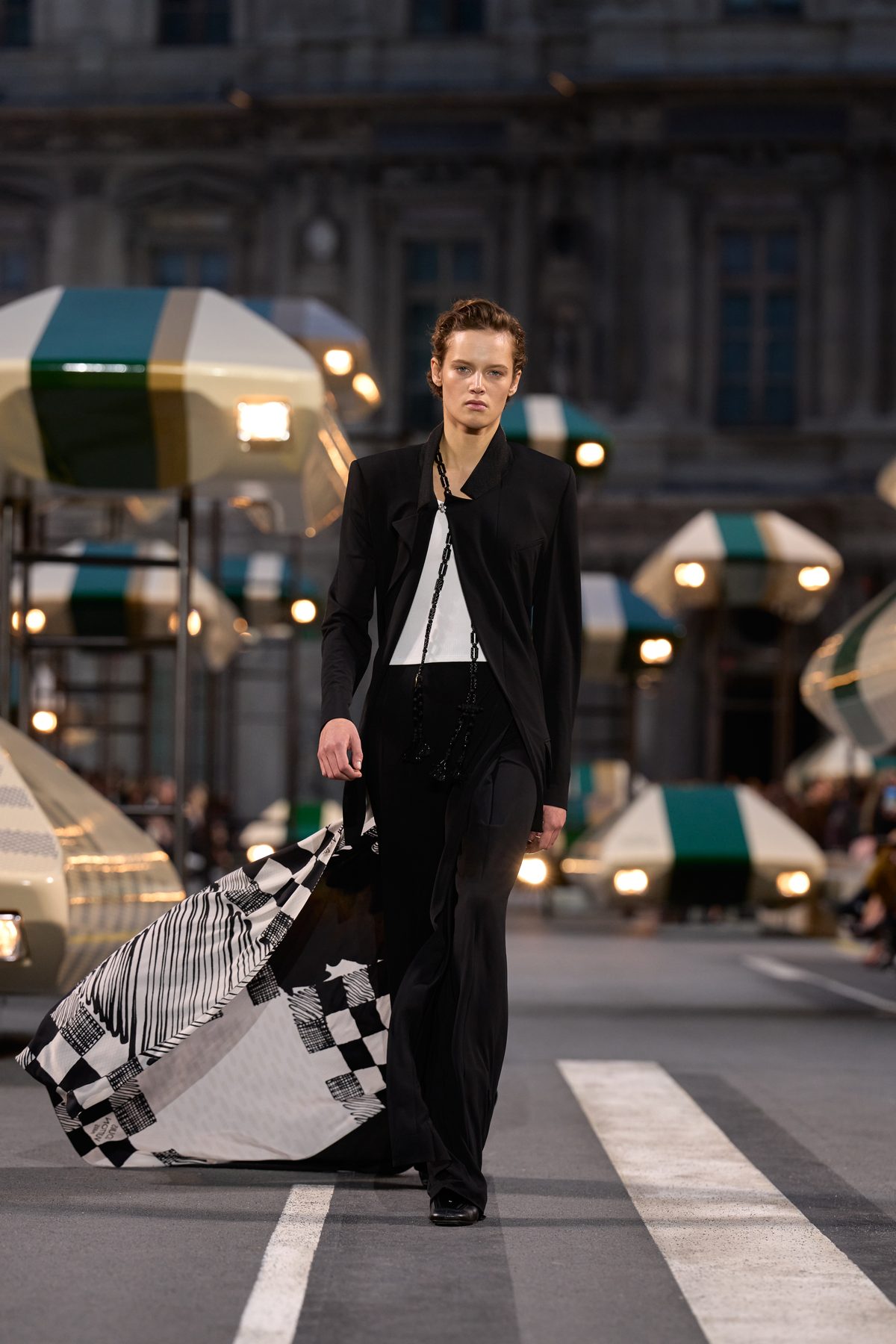 Fine della Fashion Month: tra sfilate, crisi e intelligenza artificiale Fine della Fashion Month: tra sfilate, crisi e intelligenza artificiale