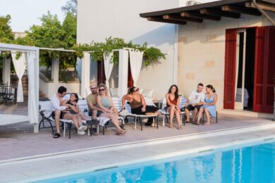 In vacanza una settimana senza smartphone: l’iniziativa di Airbnb nel Salento, tra sollievo e nuove abitudini