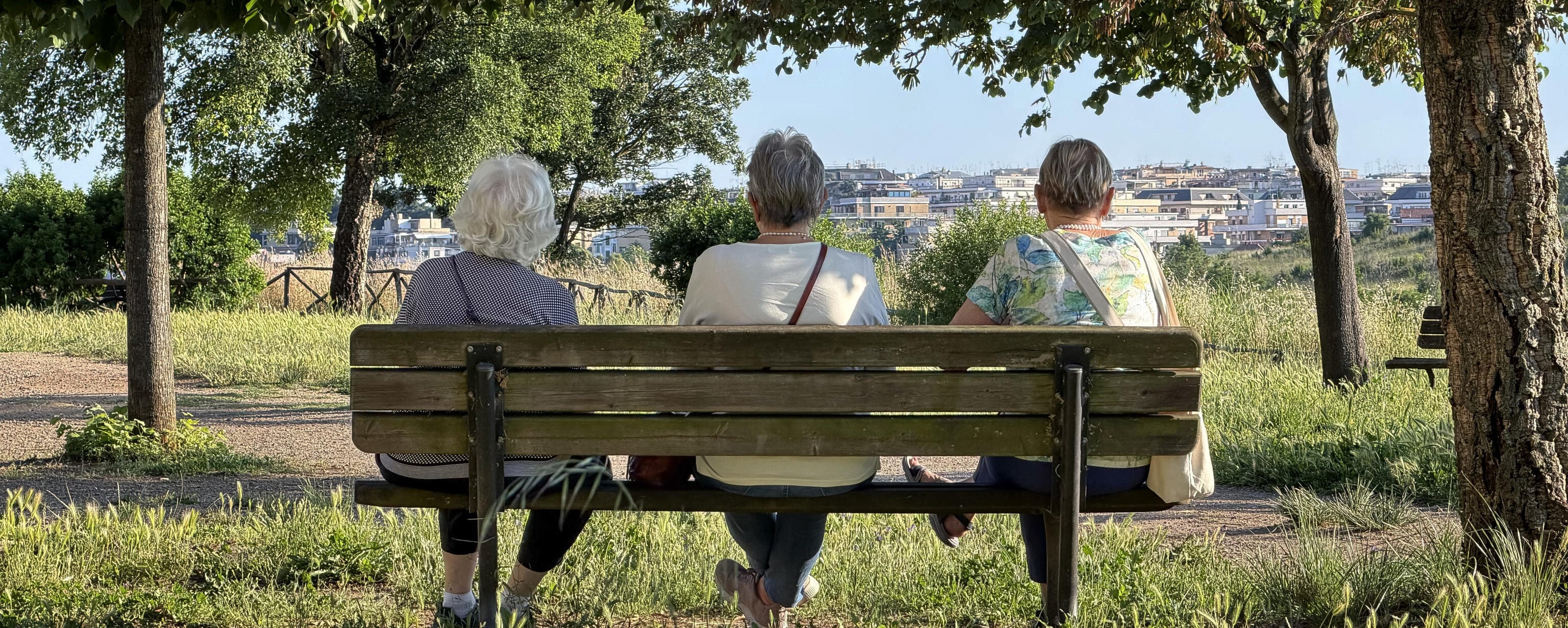 Pensioni 2027: età più alta e assegni più bassi, quanto si perde Pensioni 2027: età più alta e assegni più bassi, quanto si perde