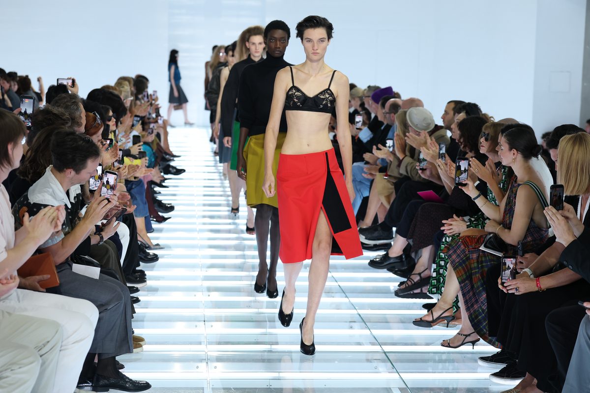 Fine della Fashion Month: tra sfilate, crisi e intelligenza artificiale Fine della Fashion Month: tra sfilate, crisi e intelligenza artificiale