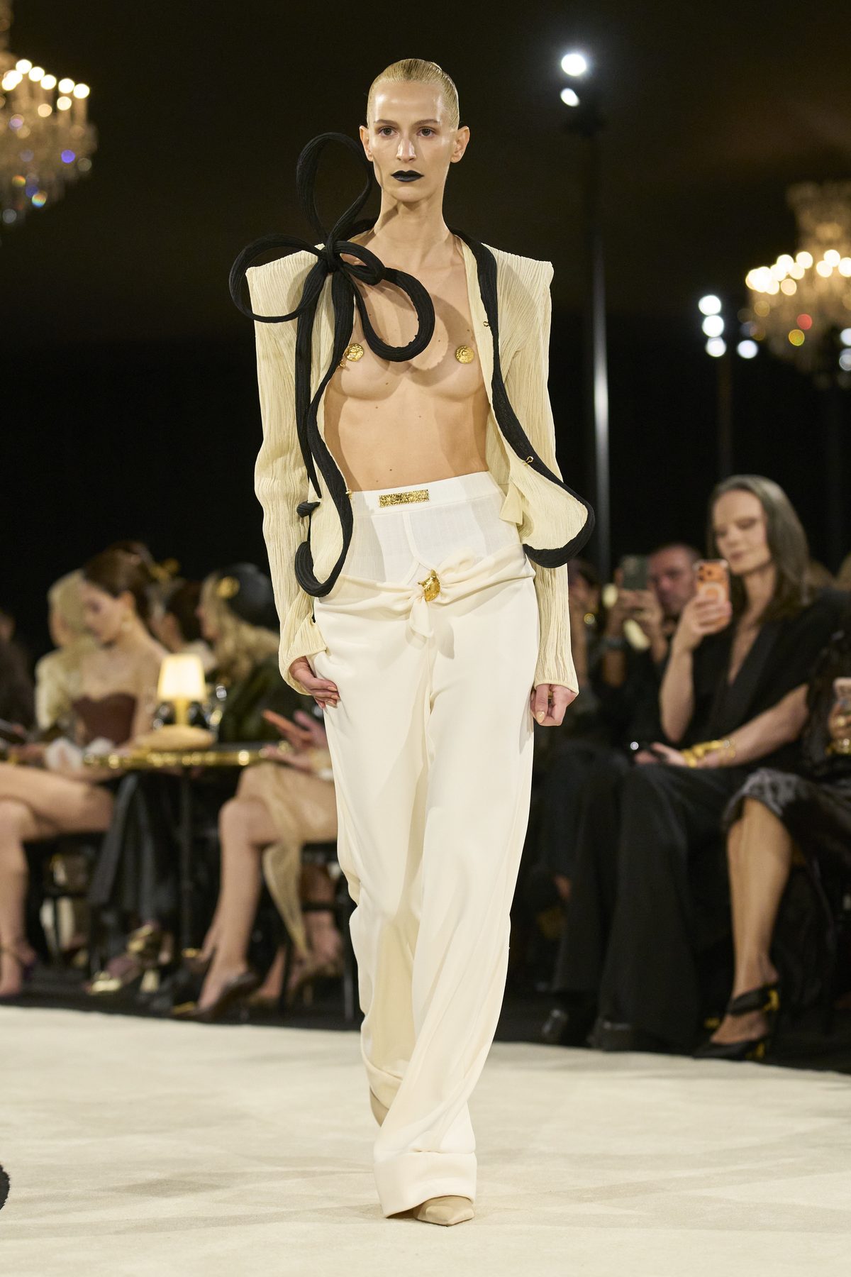 Fine della Fashion Month: tra sfilate, crisi e intelligenza artificiale Fine della Fashion Month: tra sfilate, crisi e intelligenza artificiale