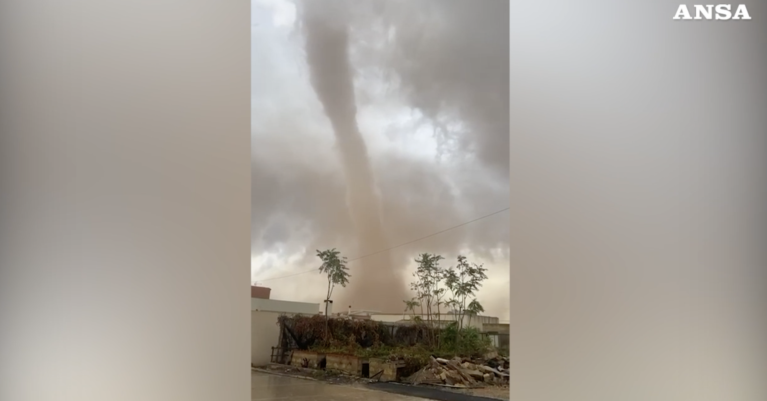 Tromba marina a Marsala, paura tra le abitazioni: danni ingenti alle case e a una scuola Tromba marina a Marsala, paura tra le abitazioni: danni ingenti alle case e a una scuola