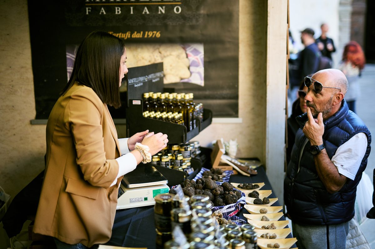 Tartufo Bianco Pregiato: a Sant’Angelo in Vado, nelle Marche, 63 anni di cerca, cultura e tradizioni in Mostra Tartufo Bianco Pregiato: a Sant’Angelo in Vado, nelle Marche, 63 anni di cerca, cultura e tradizioni in Mostra