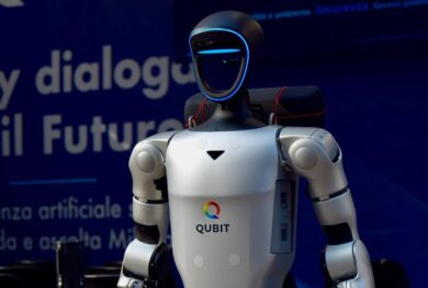 Un robot umanoide a San Babila interroga 250 milanesi: i risultati del test sull’intelligenza artificiale