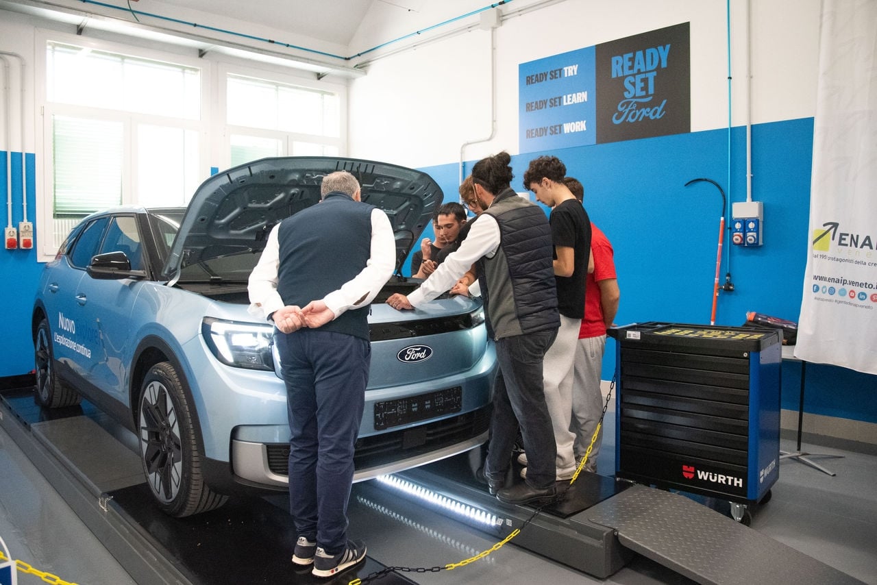 Ford porta l’elettrico nelle scuole: otto Tech Lab per formare i meccanici del futuro Ford porta l’elettrico nelle scuole: otto Tech Lab per formare i meccanici del futuro