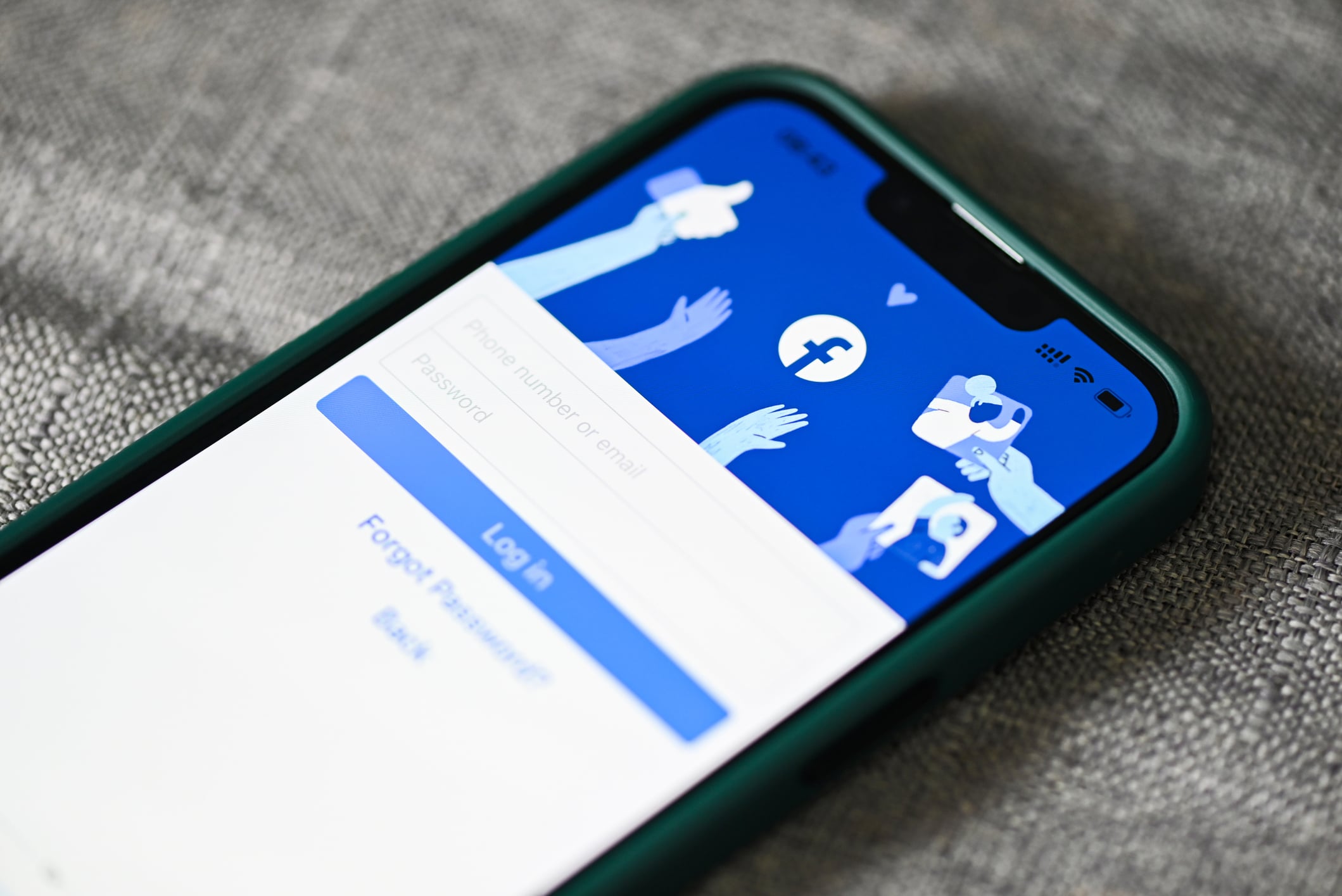Suicidio e autolesionismo, Meta avviserà i genitori: cosa cambia su Facebook, Instagram e Messenger