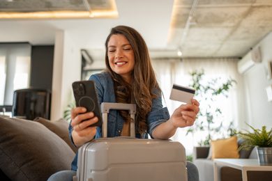Revolut trasforma la spesa quotidiana in viaggi: arrivano i punti hotel. Ecco tutti i vantaggi, dalle miglia alle lounge