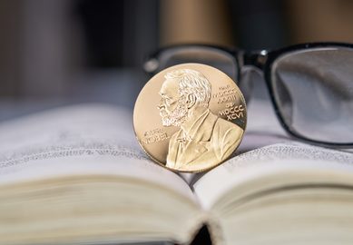 Nobel Medicina 2026, chi sono i vincitori e cos’è l’optogenetica: la tecnica che controlla i neuroni con la luce