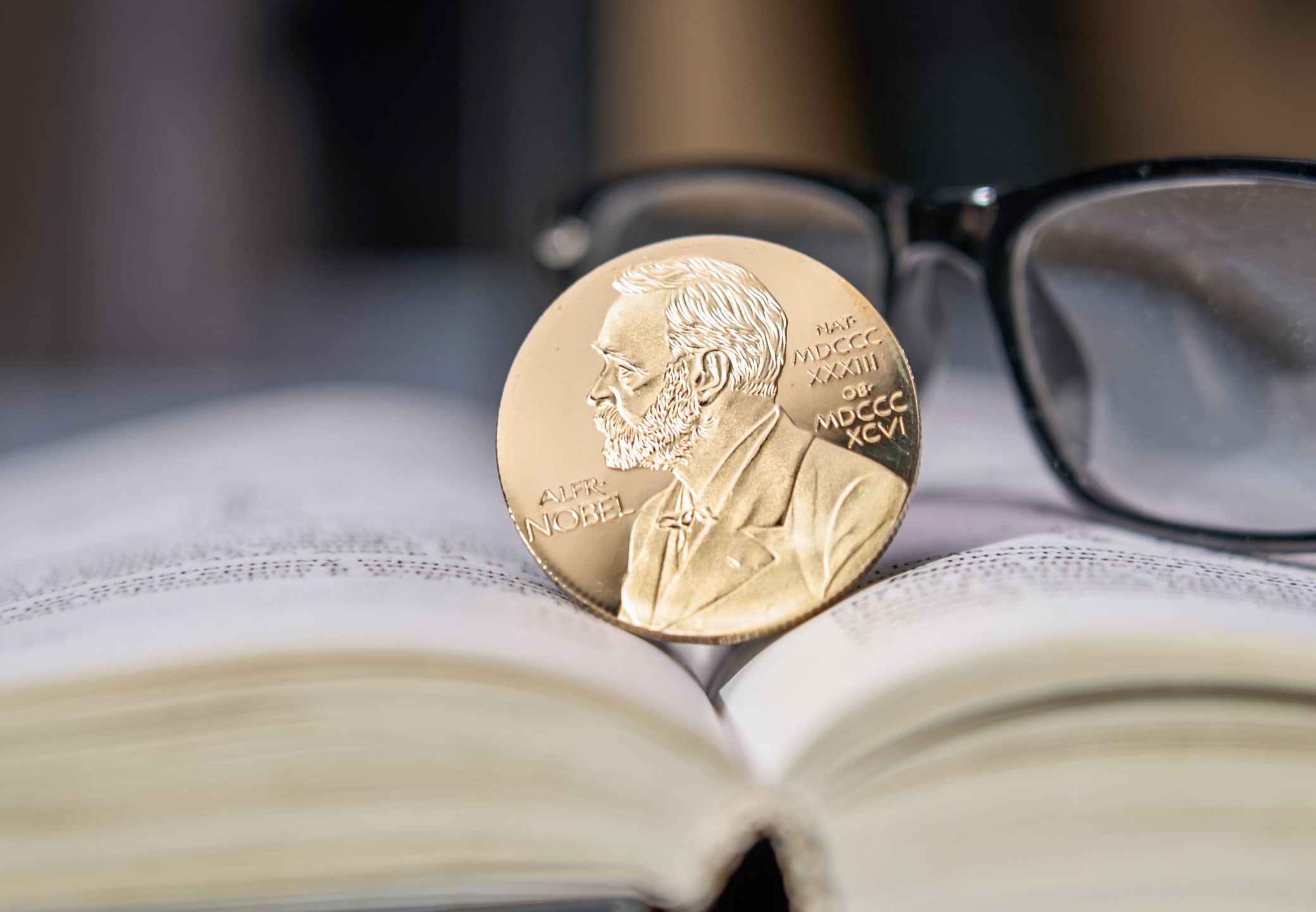 Nobel Medicina 2026, chi sono i vincitori e cos’è l’optogenetica: la tecnica che controlla i neuroni con la luce Nobel Medicina 2026, chi sono i vincitori e cos’è l’optogenetica: la tecnica che controlla i neuroni con la luce