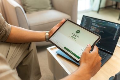 Bonifici dai genitori, quando scatta la tassa dell’8%: la decisione della Cassazione che interessa le famiglie