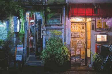 Tokyo prima che sparisca: 18 fotografi raccontano la città che cambia mentre la guardiamo